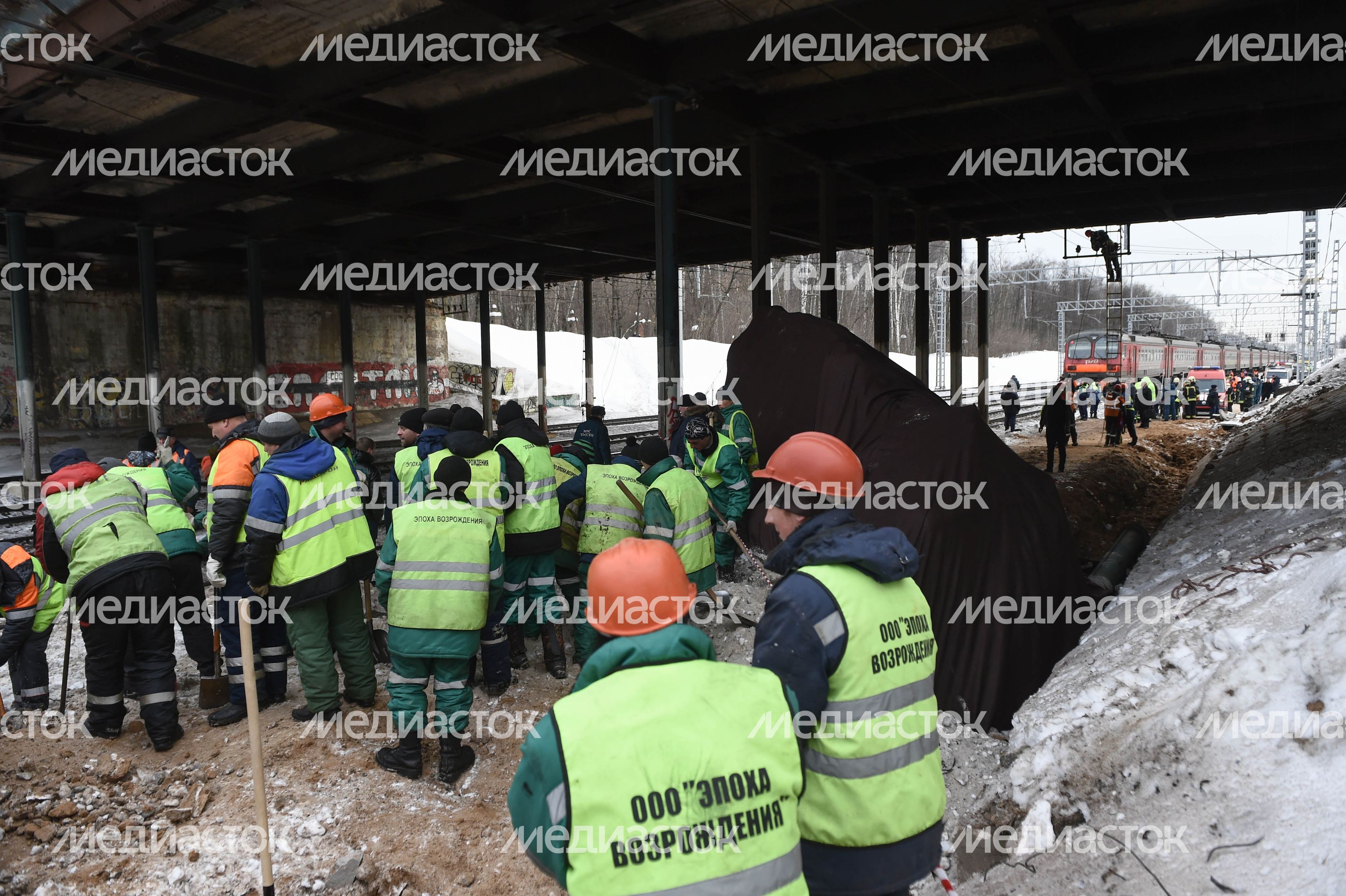 Кадры с места ЧП с трактором и электричкой в Москве, 14.03.2018