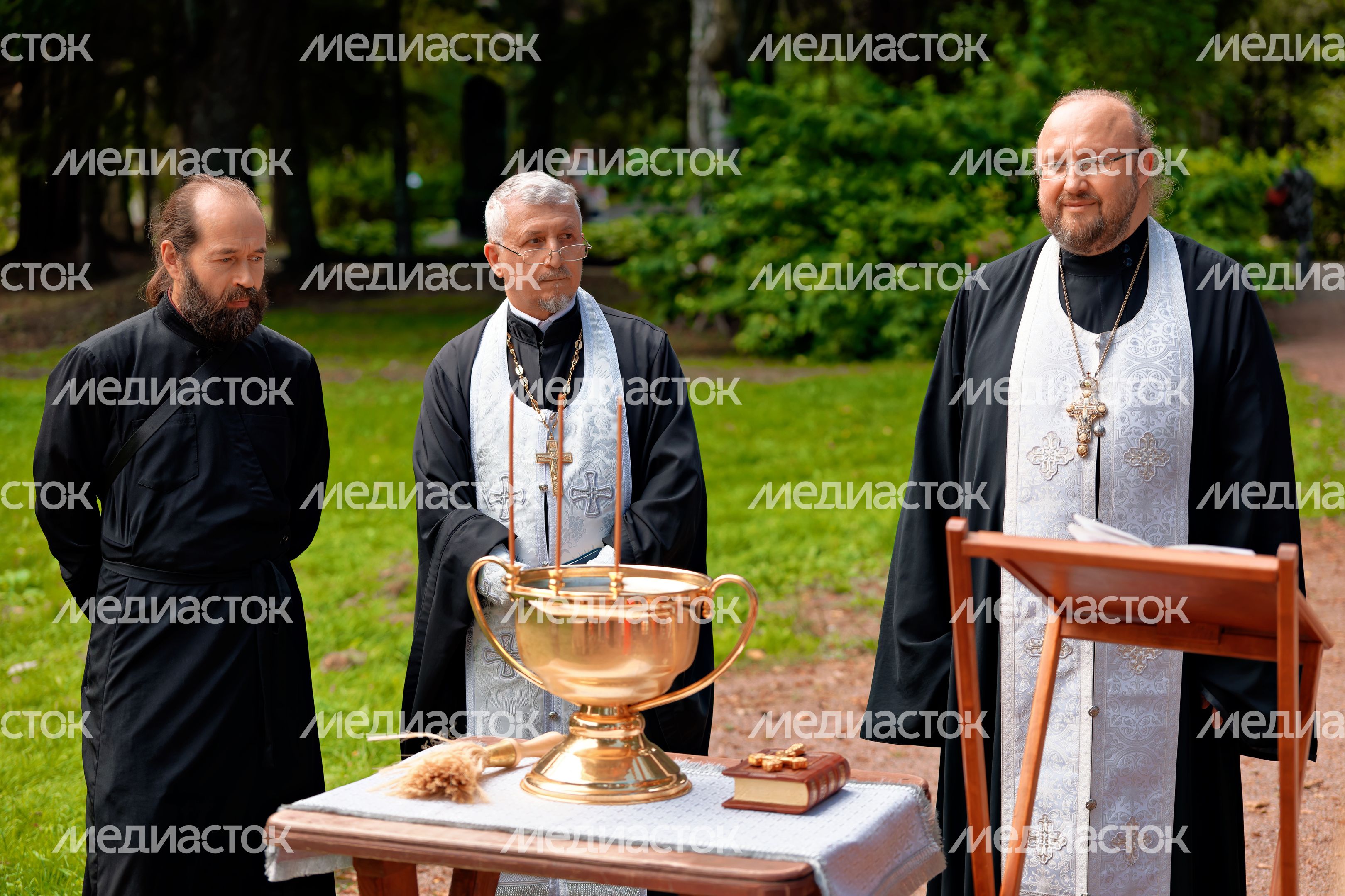 Священник освятил яблоки на фестивале народных традиций «Три Спаса в Мелихове»