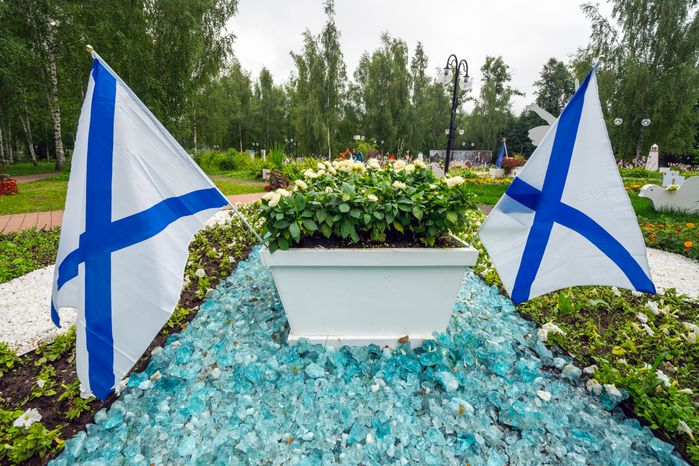 Клумба посвящена городу воинской славы Владивостоку на фестивале флористики и дизайна «Вальс цветов» в Сестрорецком парке города Клин