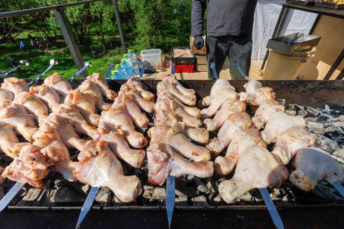 Жарим шашлык из курицы на майские праздники в Подмосковье