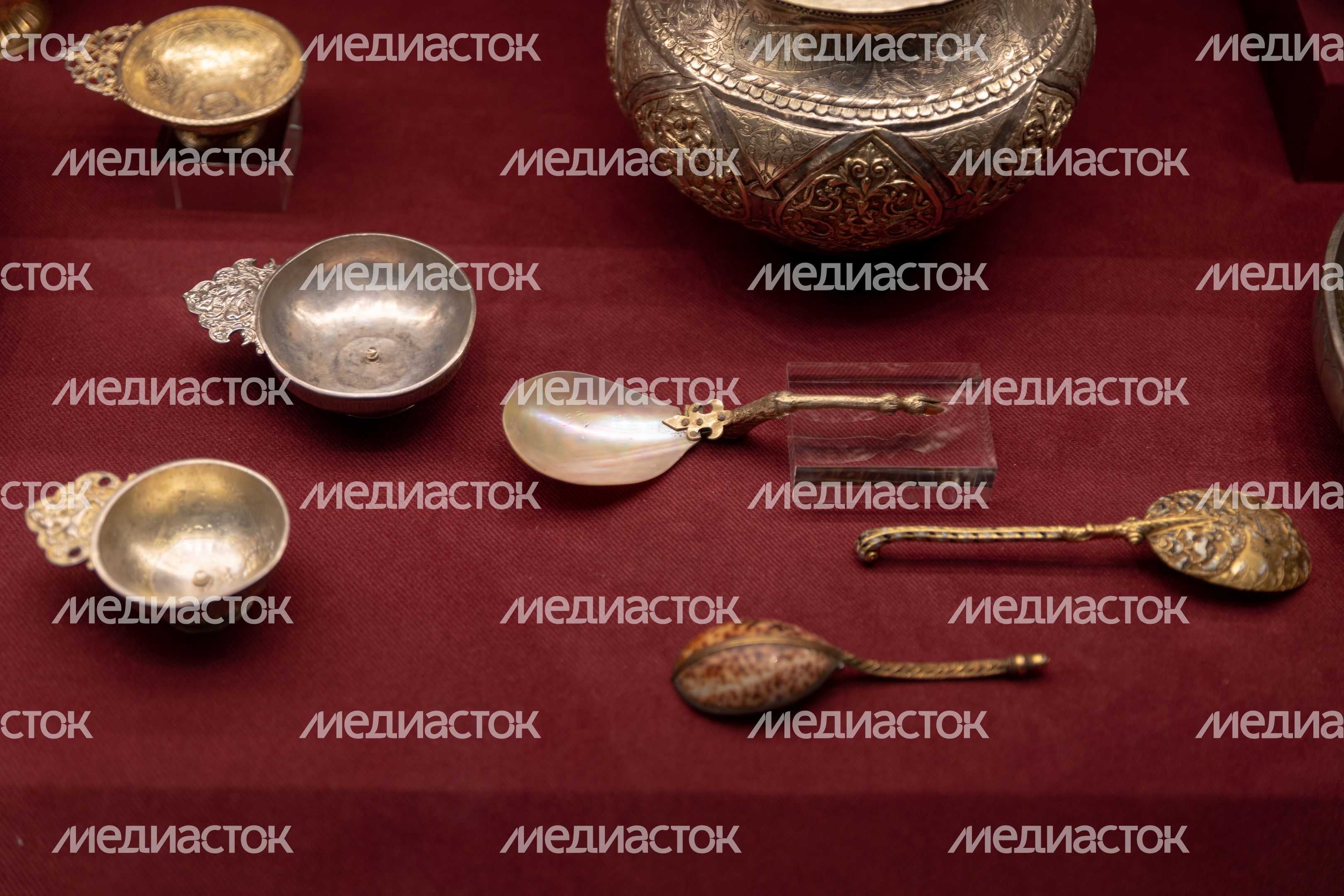 Ризница. Экспозиция Реликвия и сокровища Троице-Сергиева монастыря XI-XVII веков Ризница. Экспозиция Реликвия и сокровища Троице-Сергиева монастыря XI-XVII веков
