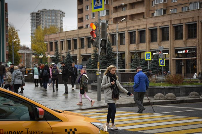 Повседневная жизнь города в Москве осенью