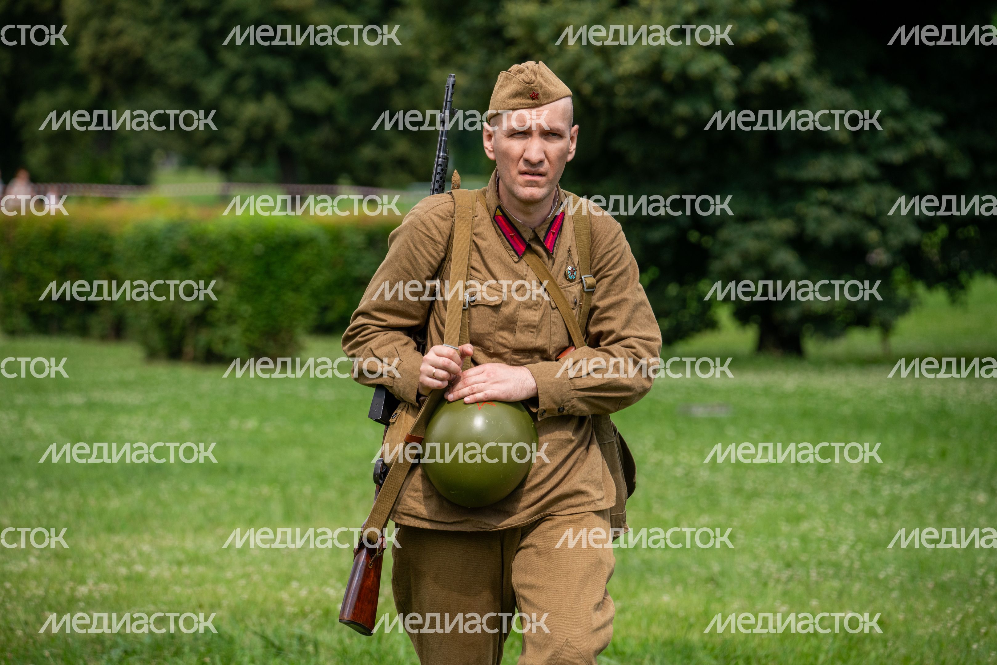 Реконструкция боя на военно-историческом фестивале «Ополчение. По зову сердца» в музее-заповеднике «Горки Ленинские» Реконструкция боя на военно-историческом фестивале «Ополчение. По зову сердца» в музее-заповеднике «Горки Ленинские»