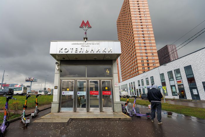 Вход в метро Котельники осенью