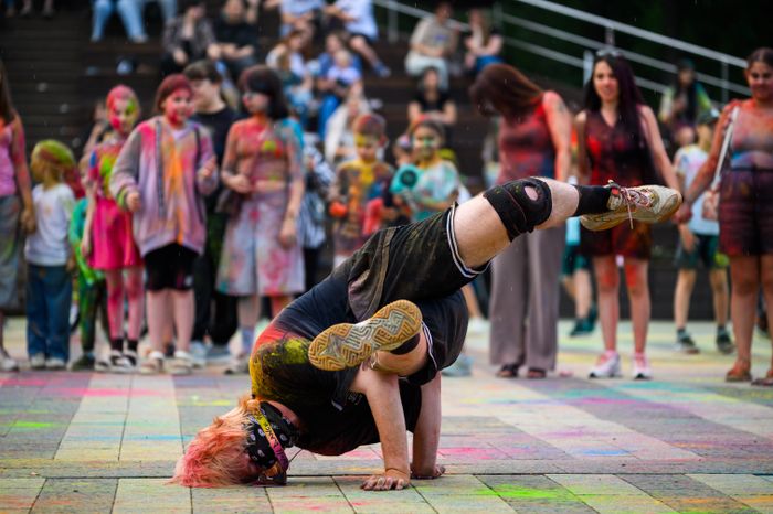 Фестиваль красок Holi Dance в Наташинском парке в Люберцах