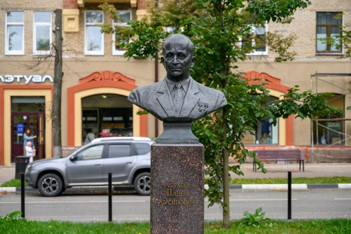 Бюст Павла Осиповича Сухого на аллее «Создатели авиации России» в Жуковском