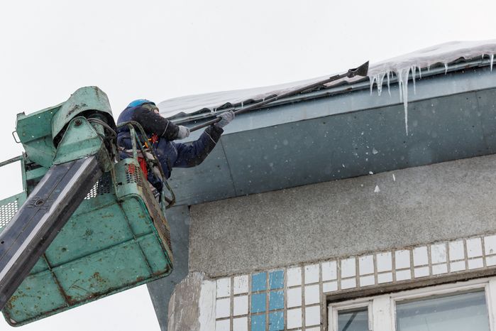 Очистка крыши многоквартирного дома на улице Чайковского в Лобне от сосулек