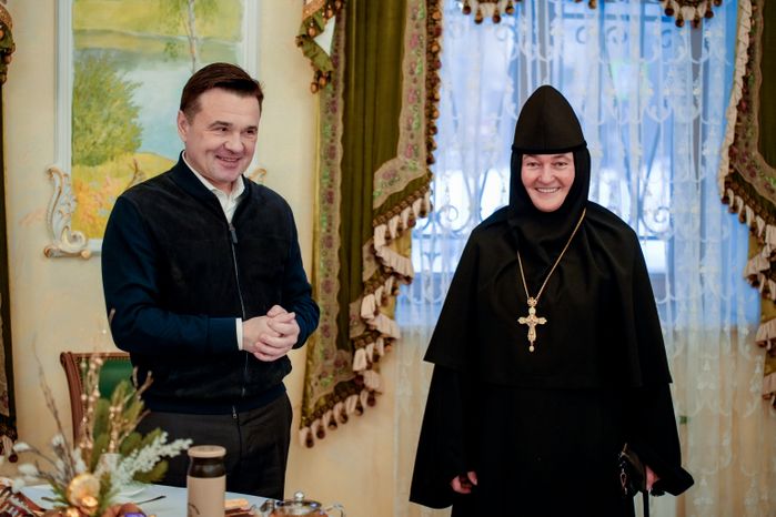 Андрей Воробьев поздравил с Новым годом воспитанниц детского приюта при Покровском монастыре