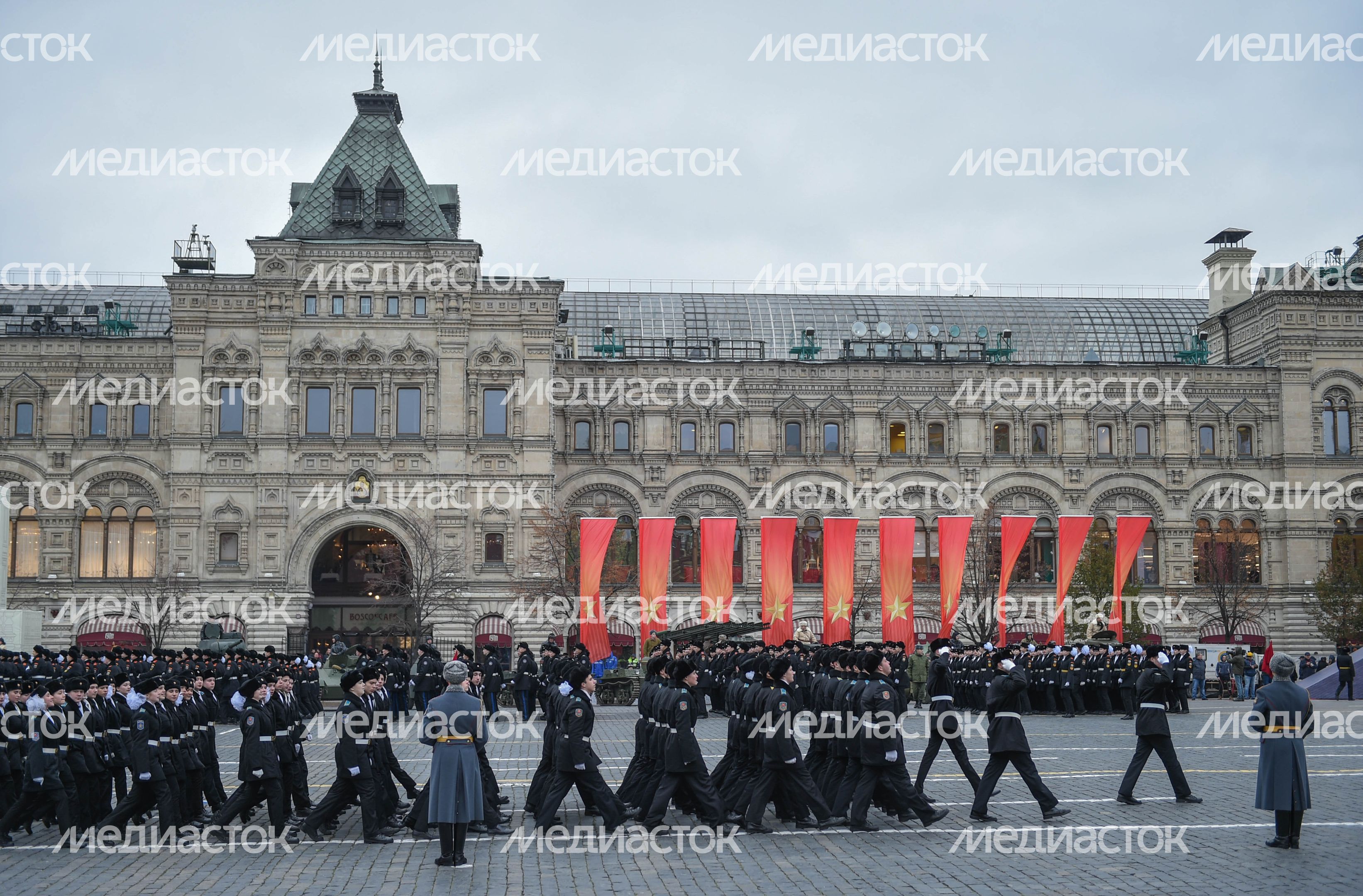Торжественный марш в честь парада 1941 года на Красной площади в Москве