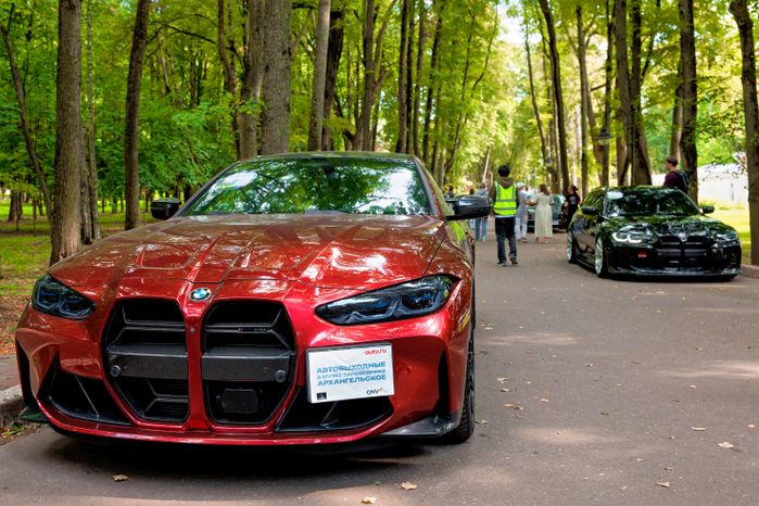 Ретроавтомобили и суперкары на автофестивале «Автовыходные в Архангельском» в округе Красногорск