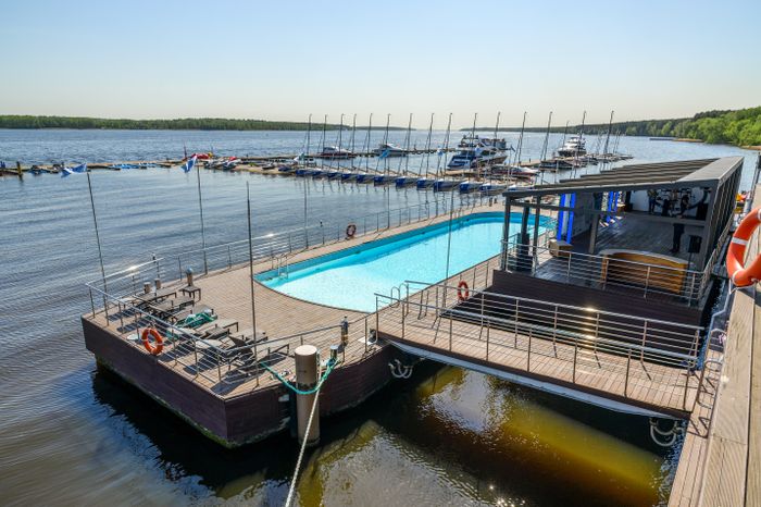 Бассейн у яхт-клуба Tenzor Sailing Club на Пестовском водохранилище в Мытищах