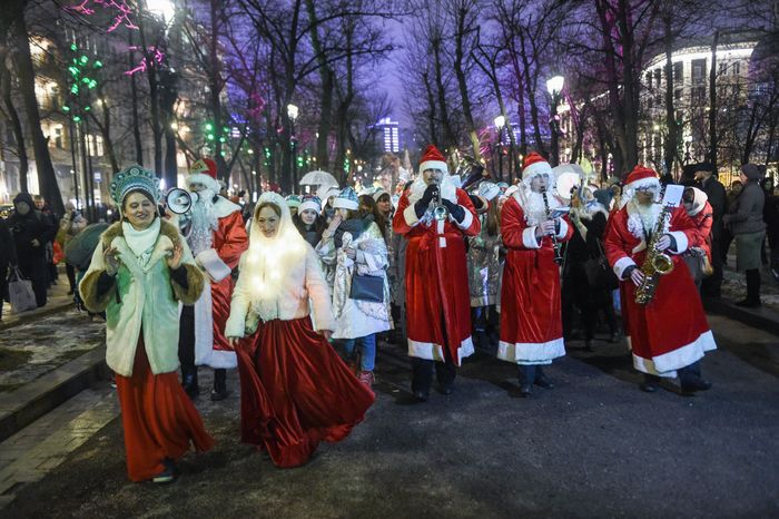 Парад Снегурочек в Москве