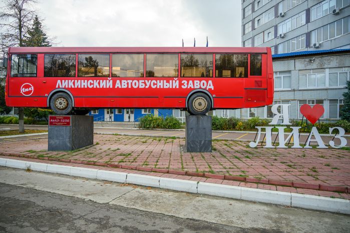 Автобус ЛиАЗ‑5256 у проходной завода ЛиАЗ в Ликино‑Дулево