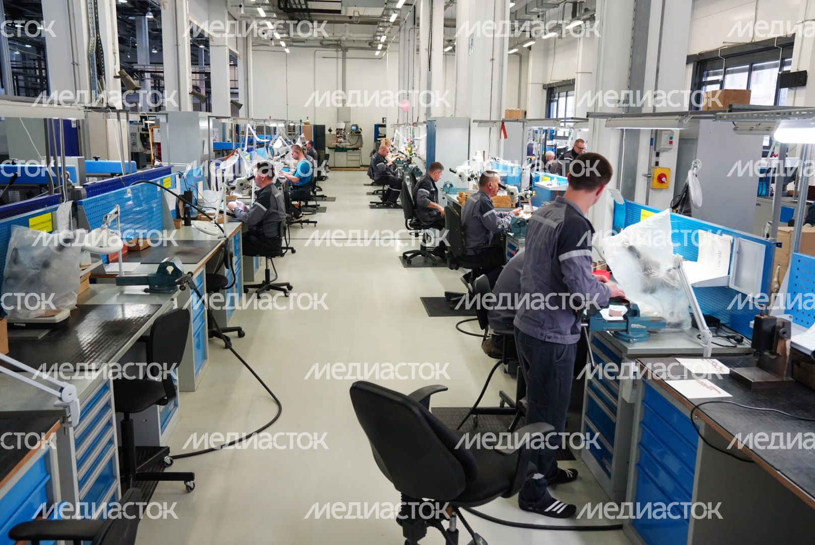 Вручение губернатором цветов сотрудникам НПП «Исток»​​