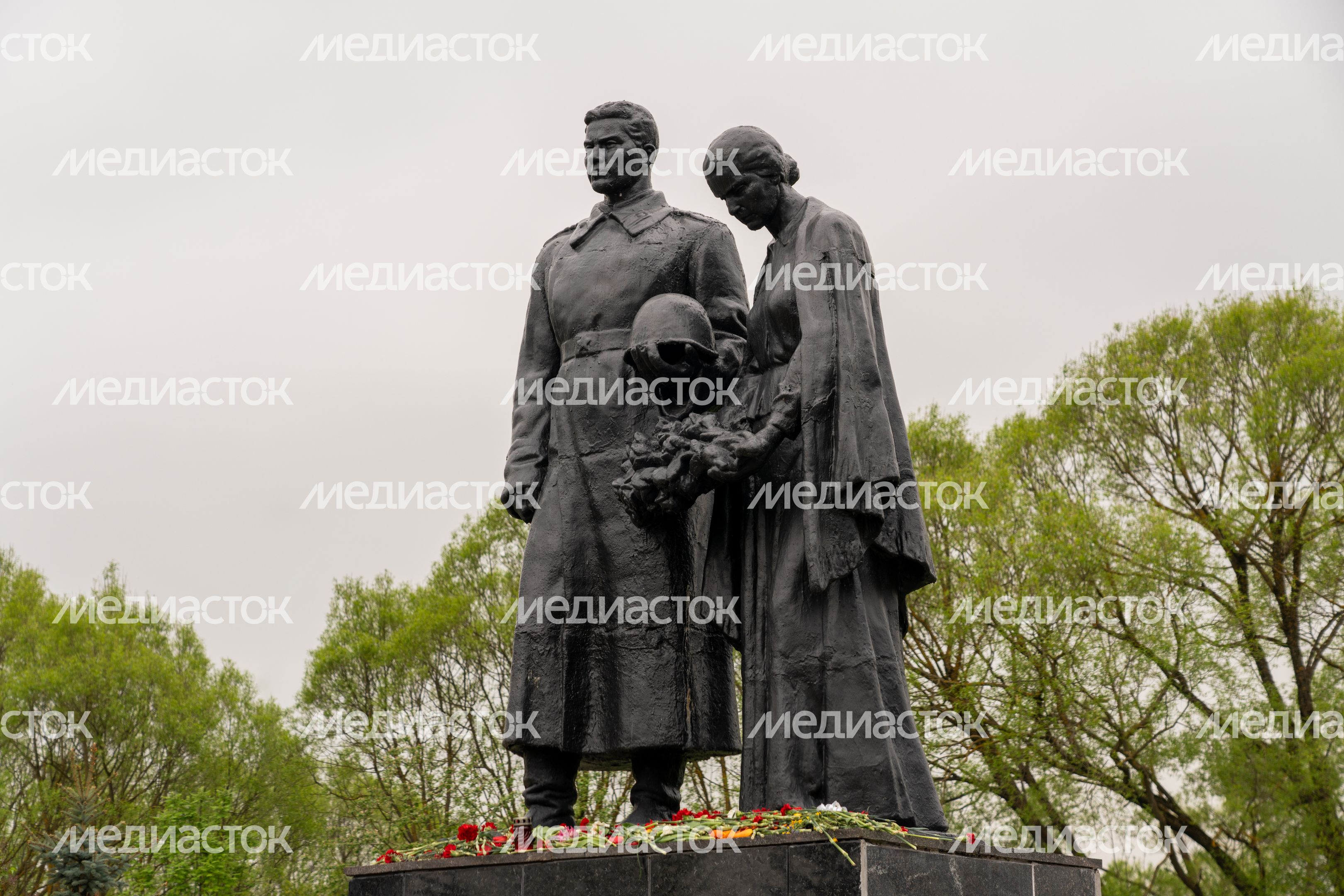 Памятник неизвестным красноармейцам — защитникам Москвы на площадке Ленино-Снегиревского военно-мемориального комплекса Памятник неизвестным красноармейцам — защитникам Москвы на площадке Ленино-Снегиревского военно-мемориального комплекса