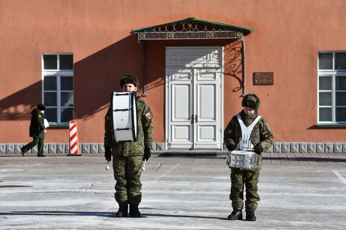 Подготовка военнослужащих отдельного комендантского Преображенского полка к военному параду на Красной площади