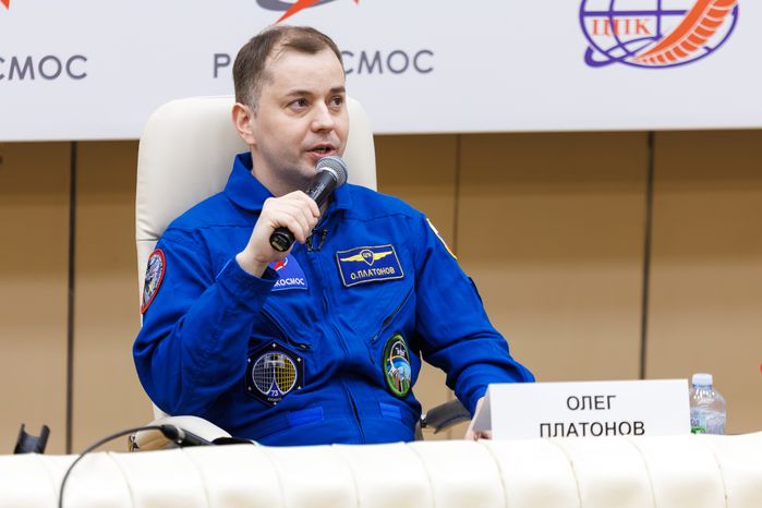 Космонавт Роскосмоса Олег Платонов на пресс-конференции в Звездном городке