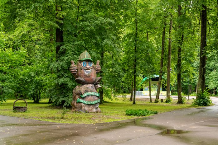 Памятник картошке в Лотошинском парке культуры и отдыха. Лето 2026