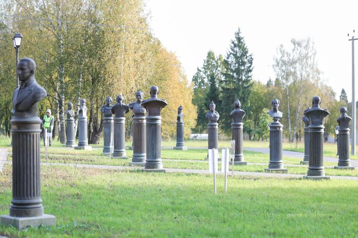 Бюсты в Аллее правителей в усадьбе Татищева под Солнечногорском