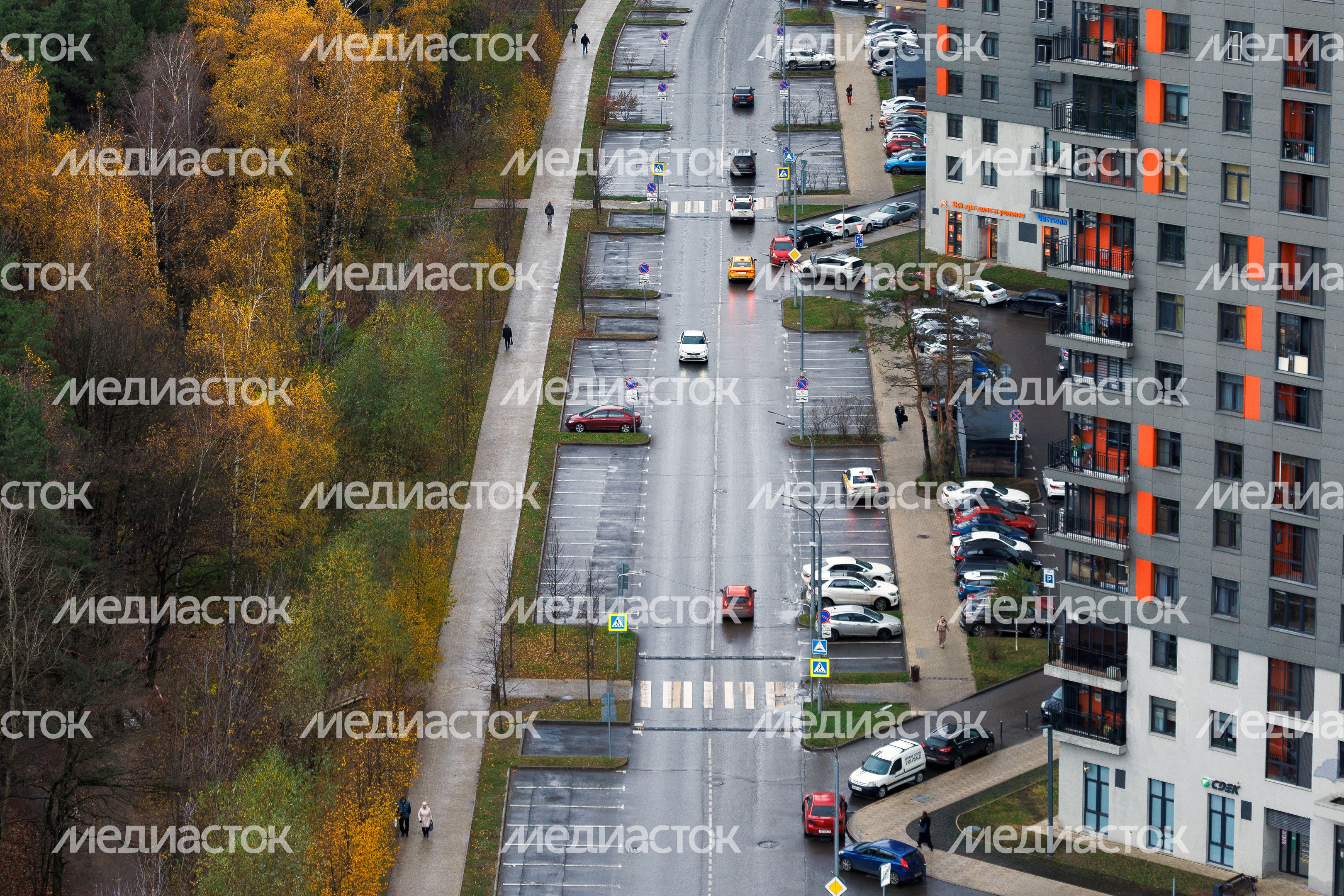 Вид сверху на автодорогу в городе Котельники осенью Вид сверху на автодорогу в городе Котельники осенью