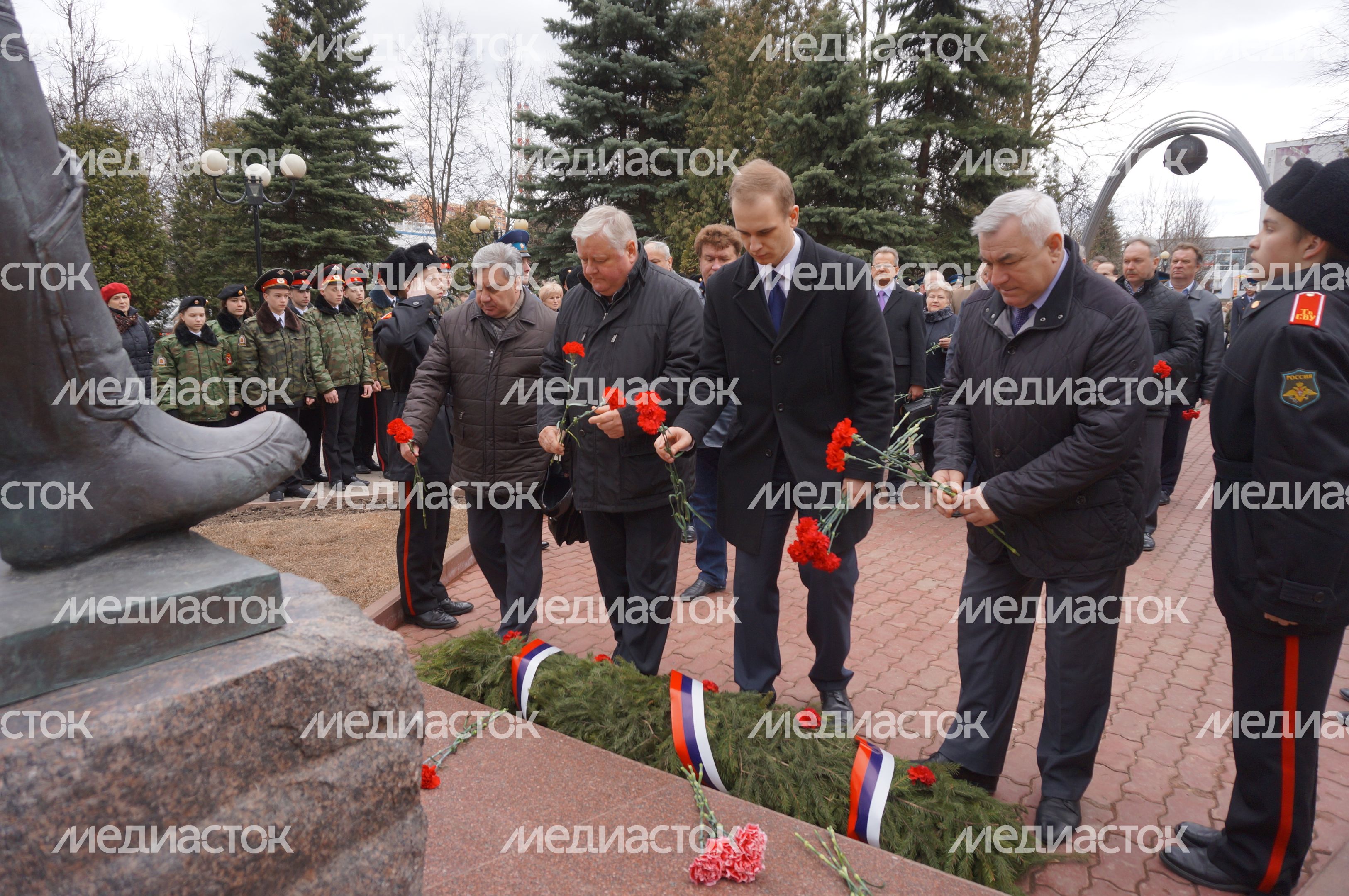 Возложение цветов к памятнику Ю. Гагарину в Краснознаменске