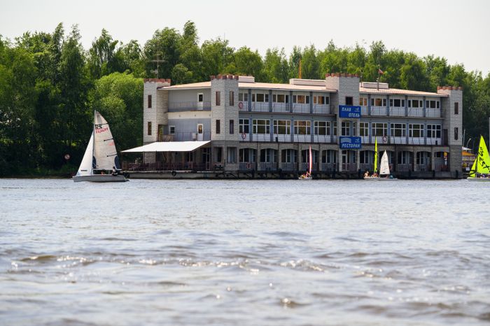 Плавучий отель на Пироговском водохранилище в Долгопрудном