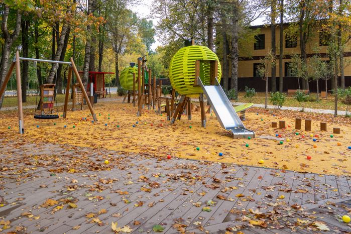 Детская площадка во дворе дома в Талдоме