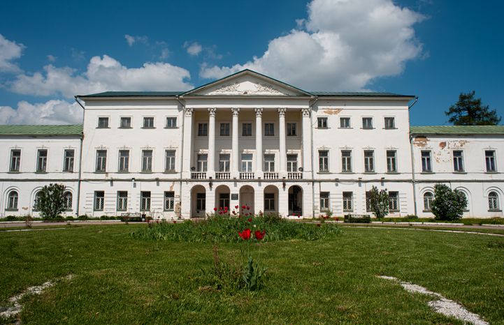 Весенние виды усадьбы Ивановское