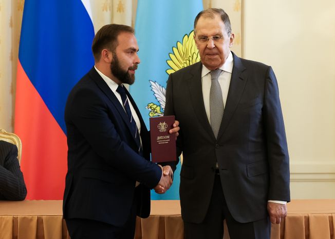 Сергей Лавров и Иван Корохов на церемонии вручения дипломов ветеранам СВО