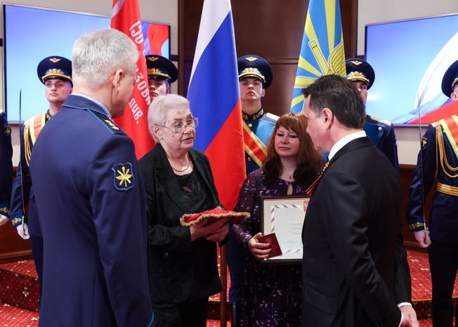 Родственникам легендарного лётчика Николая Терёхина передали "Золотую Звезду" Героя России