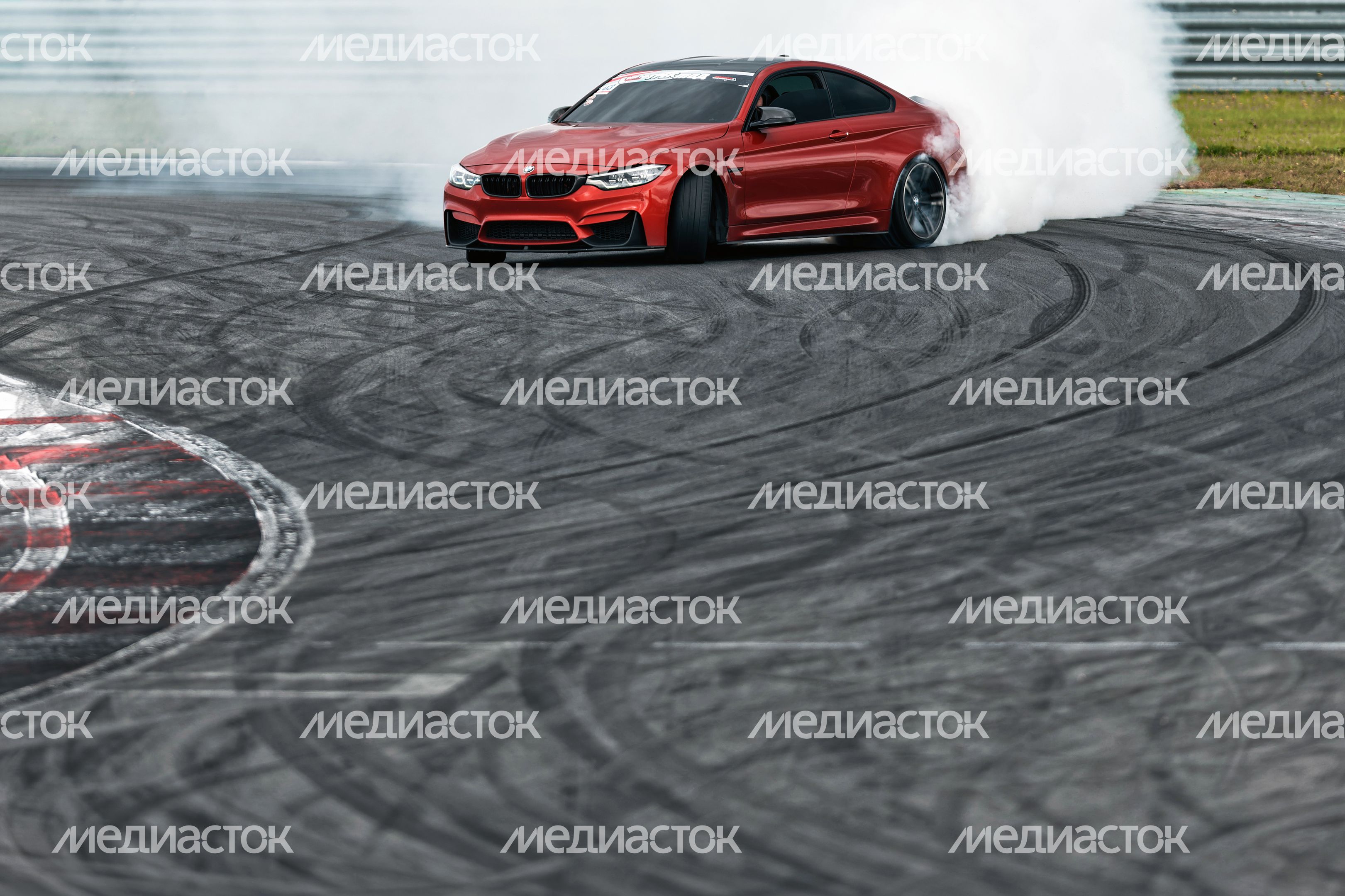 Дрифт-гонка автомобилей по автодрому Moscow Raceway на фестивале «Дрифт Экспо» в Волоколамске Дрифт-гонка автомобилей по автодрому Moscow Raceway на фестивале «Дрифт Экспо» в Волоколамске