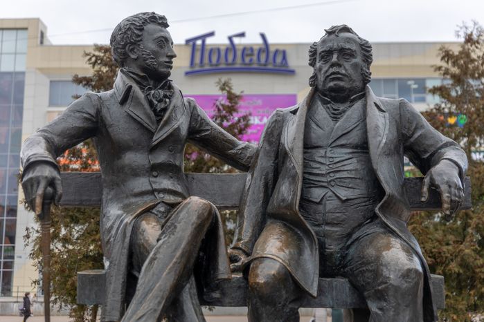 Памятник Пушкину и Крылову