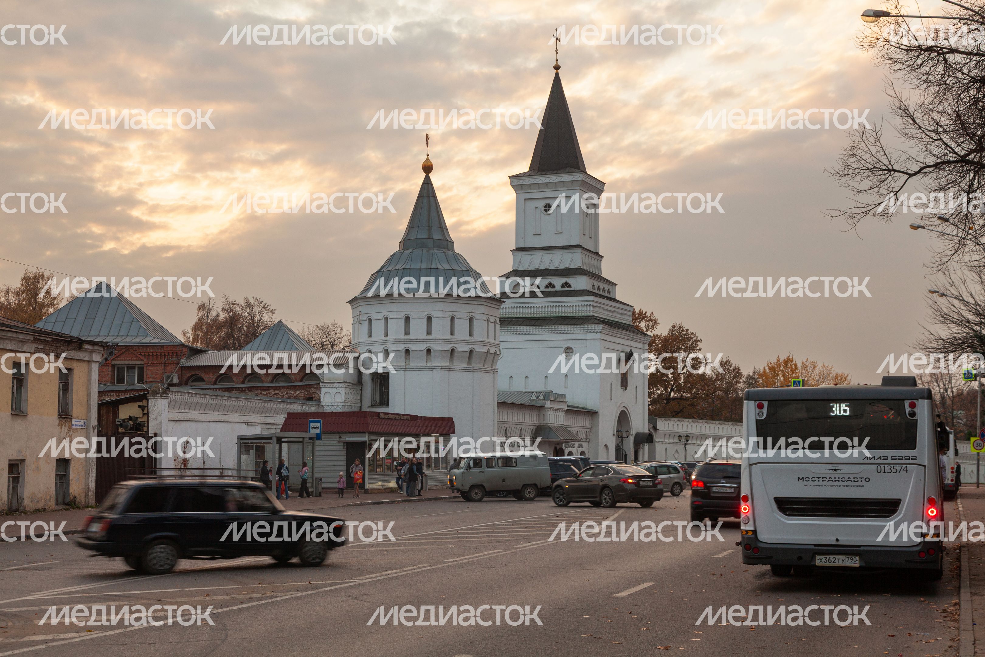 Осенний закат над Николо-Угрешским монастырем города Дзержинский округа Люберцы