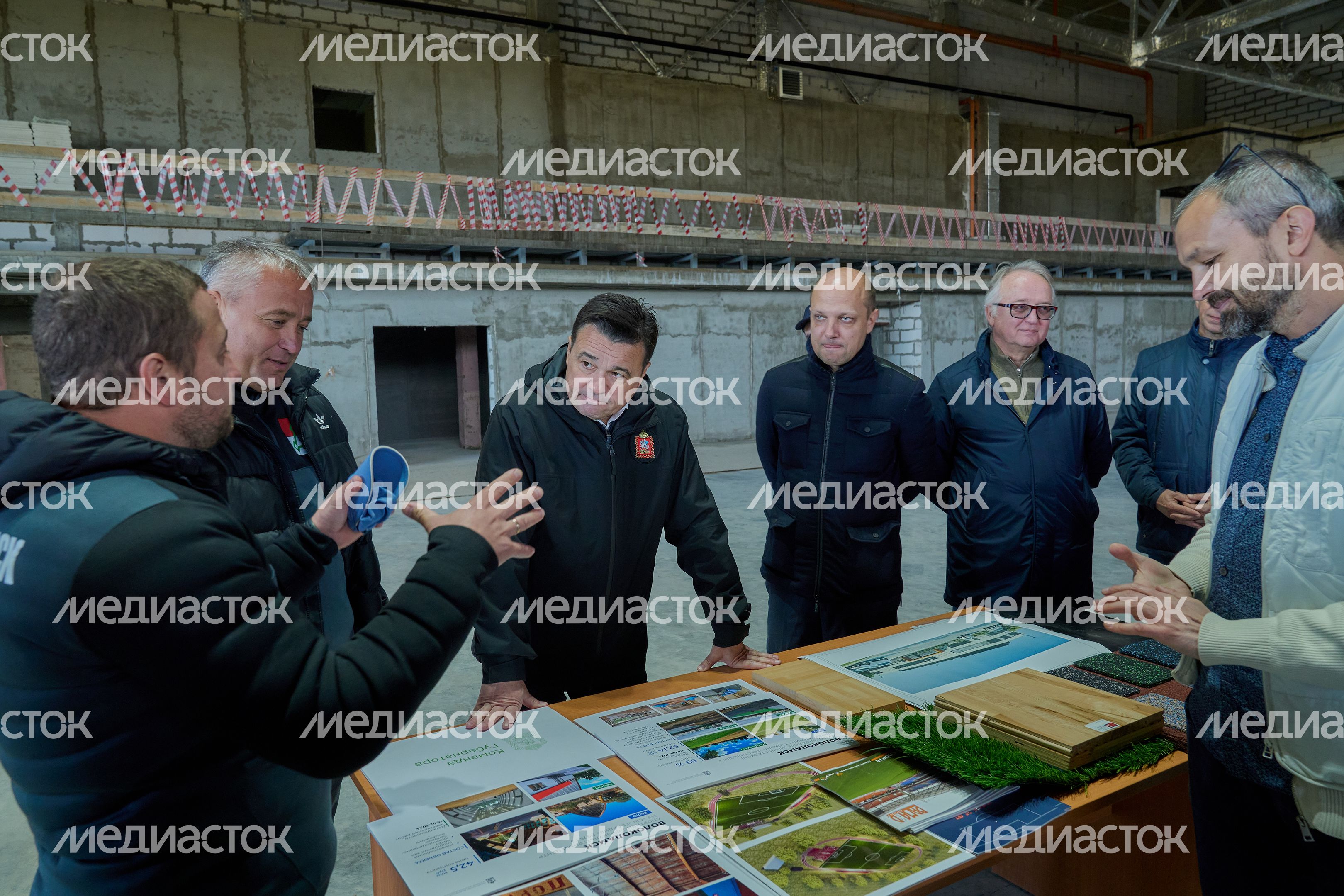 Проверка хода строительства ФОКа с крытым катком в Волоколамске Губернатором Подмосковья
