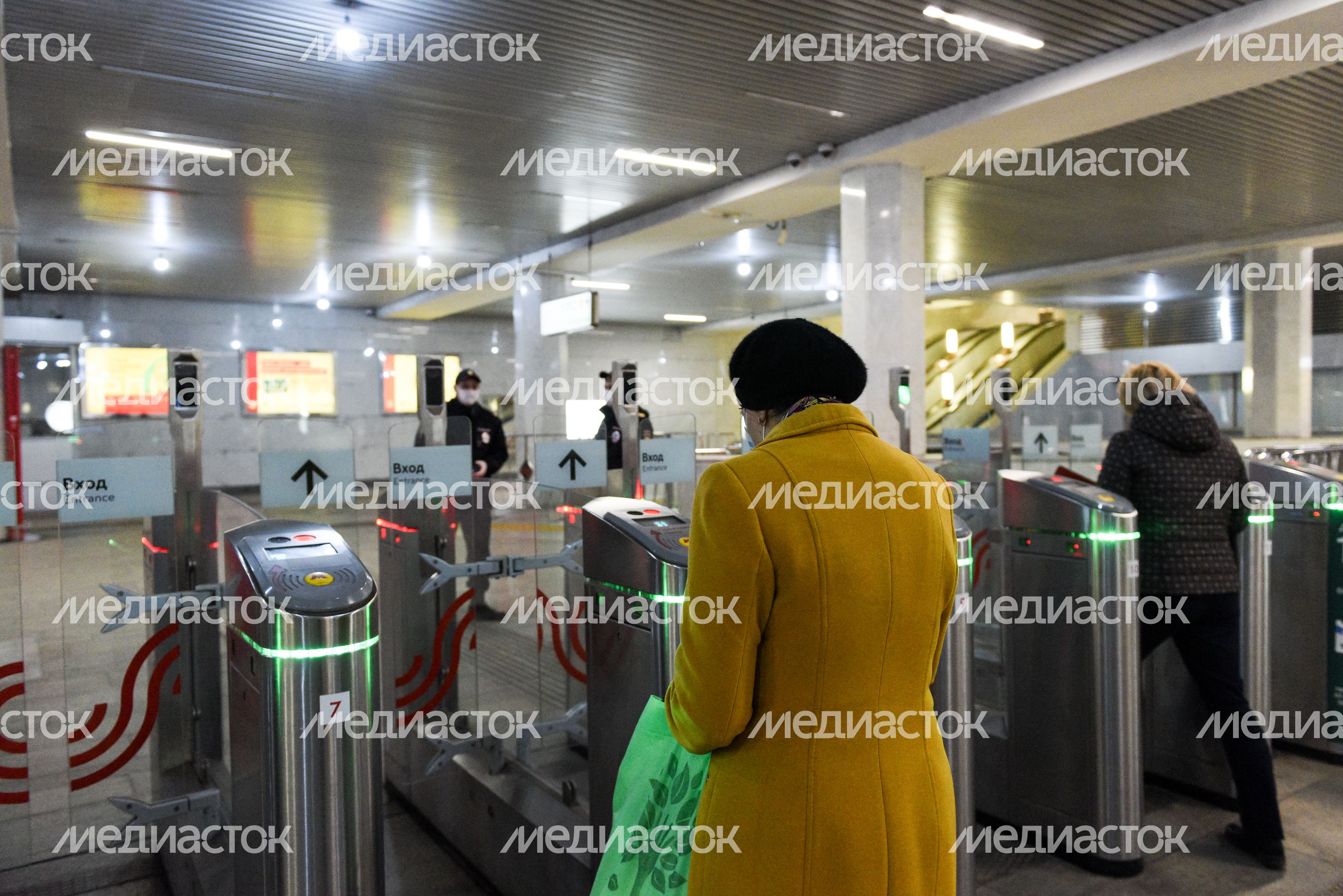 Проверка электронных пропусков в московском метро Проверка электронных пропусков в московском метро