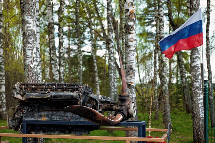 Патриотическое воспитание: возложение цветов к памятнику летчикам в аэроклубе ВВС Одинцовского округа ко Дню Победы