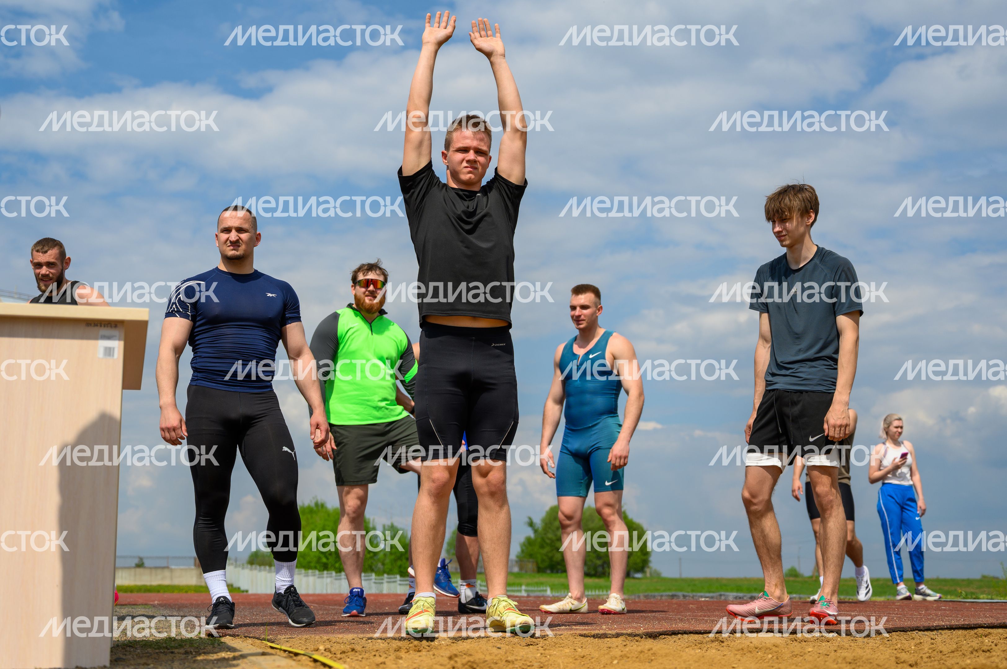 Отбор спортсменов в сборную России по бобслею и скелетону: прыжок в длину с места Отбор спортсменов в сборную России по бобслею и скелетону: прыжок в длину с места
