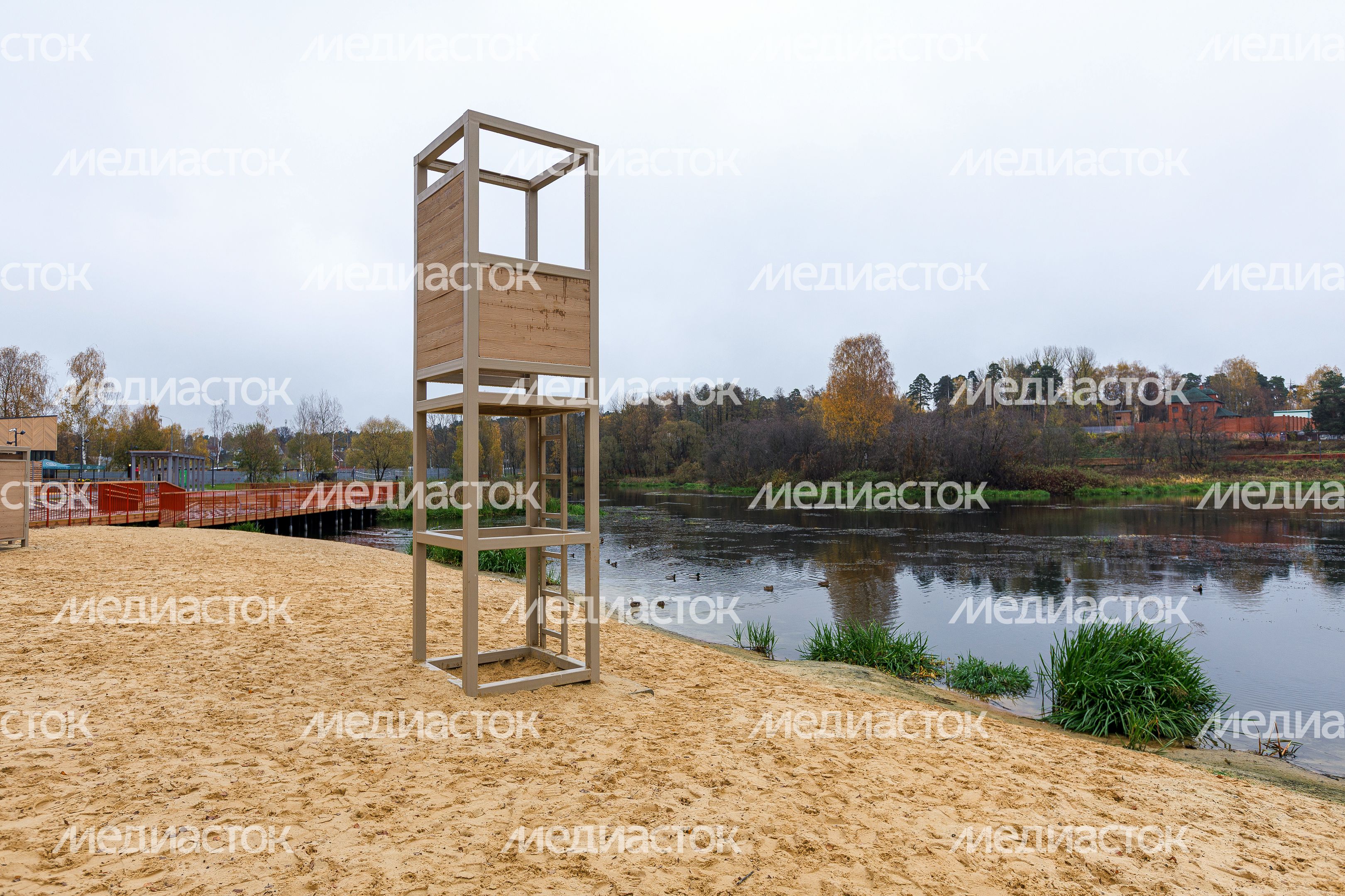Пляж в городском парке культуры и отдыха г. Ивантеевка осенью Пляж в городском парке культуры и отдыха г. Ивантеевка осенью