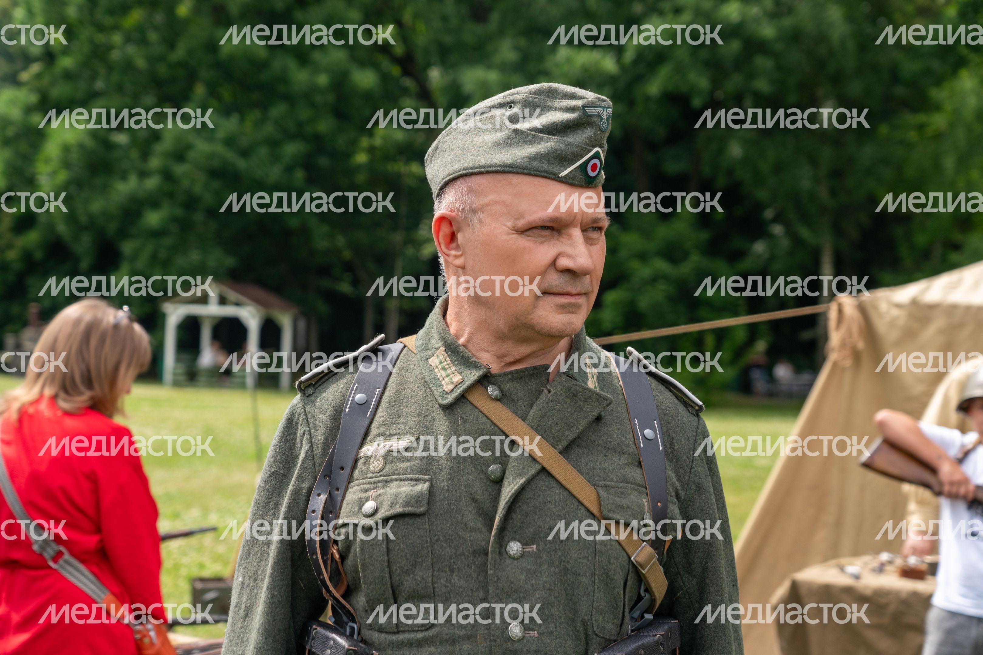Реконструкция боя на военно-историческом фестивале «Ополчение. По зову сердца» в музее-заповеднике «Горки Ленинские» Реконструкция боя на военно-историческом фестивале «Ополчение. По зову сердца» в музее-заповеднике «Горки Ленинские»