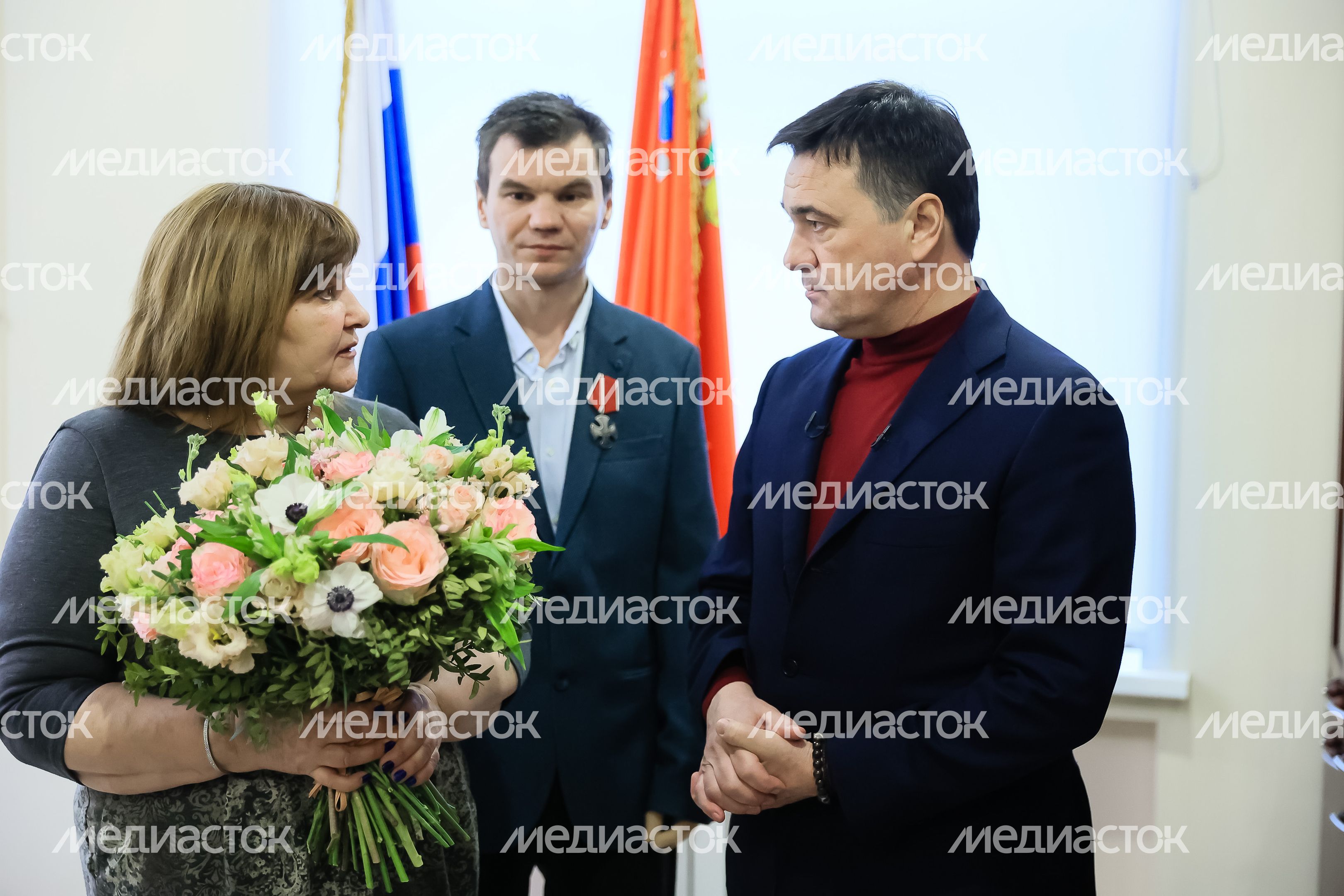 Вручение Губернатором Ордена Мужества добровольцу из Подольска