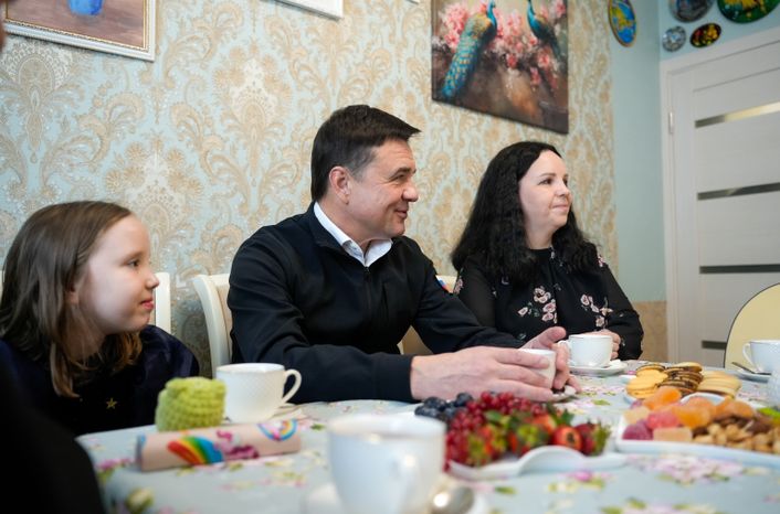 Андрей Воробьев поздравил с 8 Марта семью кавалера Ордена Мужества Олега Шорикова