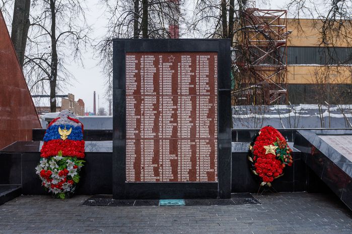 Мемориал "Вечный огонь" в городе Электросталь зимой