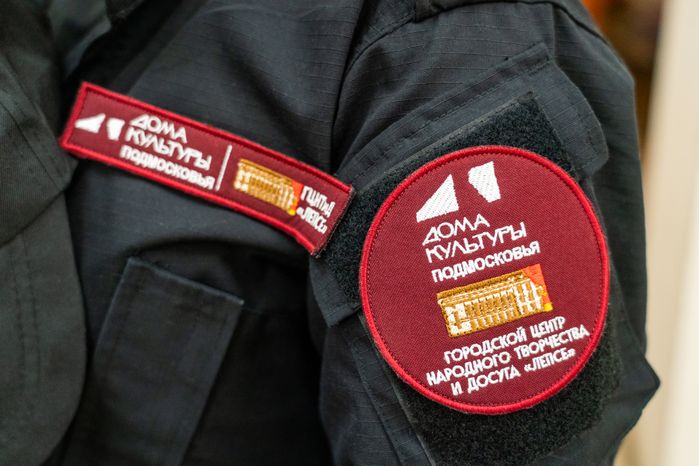 Униформа охранника Городского центра народного творчества и досуга «Лепсе» оформлена в едином стиле проекта «Умный ДК»