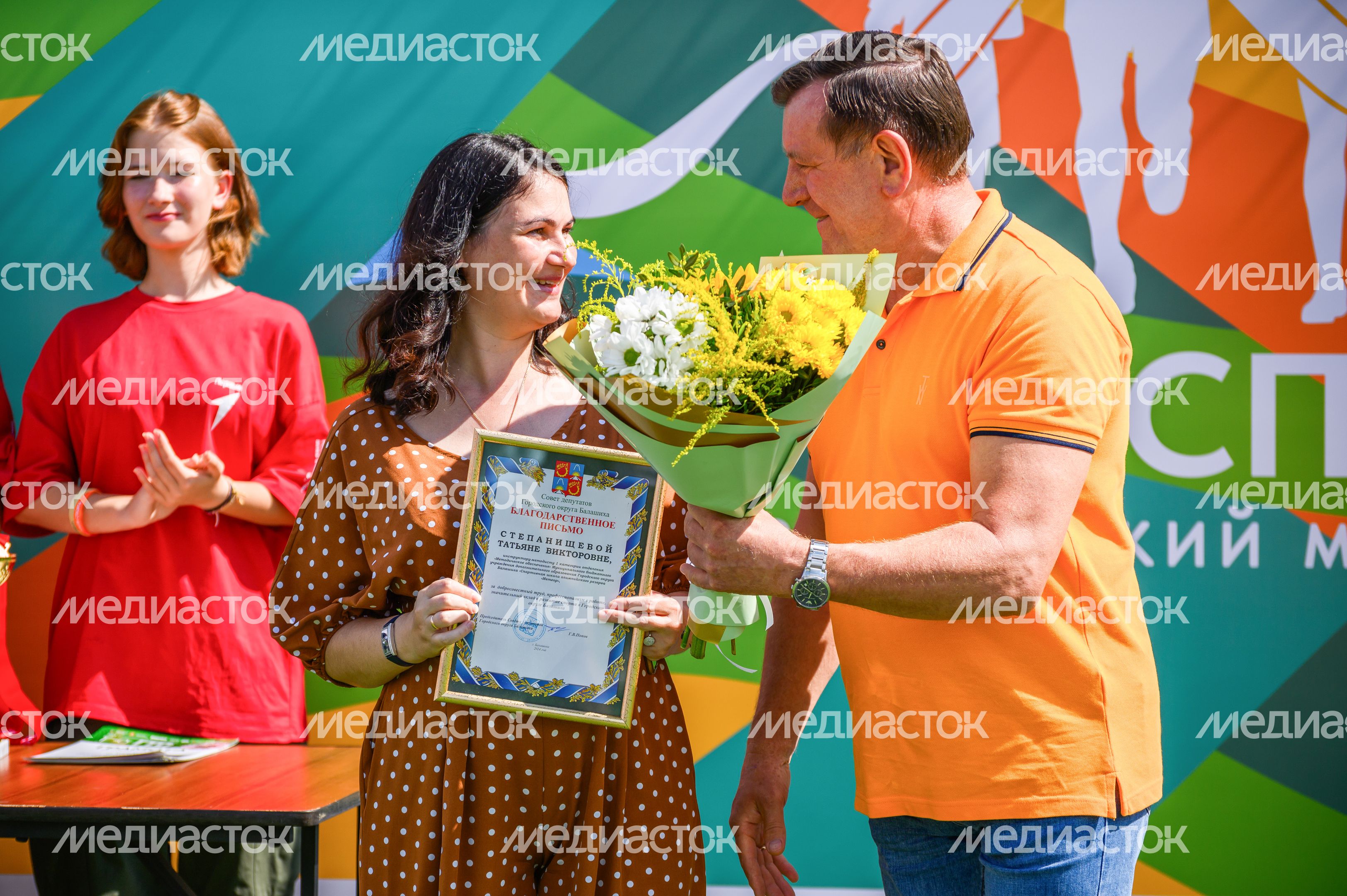 Председатель городского Совета депутатов, руководитель фракции "Единой России" Геннадий Попов поздравляет Татьяну Степанищеву Председатель городского Совета депутатов, руководитель фракции "Единой России" Геннадий Попов поздравляет Татьяну Степанищеву