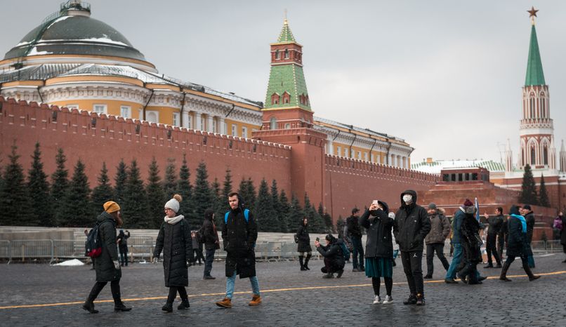 Люди в масках в период эпидемии коронавируса