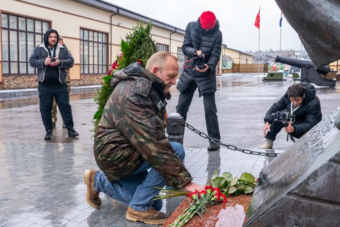 Возложение цветов к памятнику воинам Красной Армии на закрытии поискового сезона «Вахта памяти-2025» в Истре