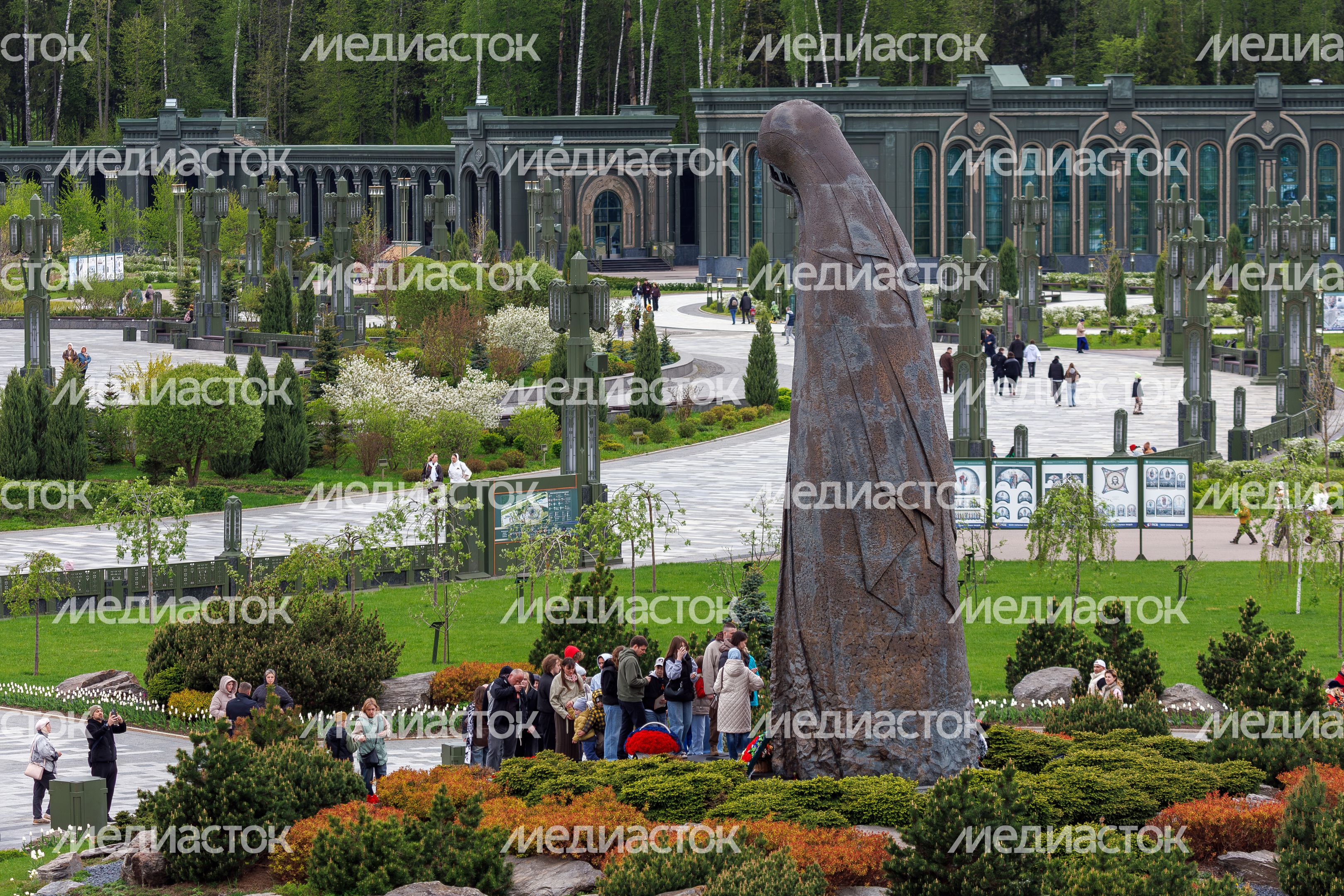 Мемориал «Матерям победителей» у Главного храма ВС РФ в Центральном парке «Патриот» Одинцовского округа