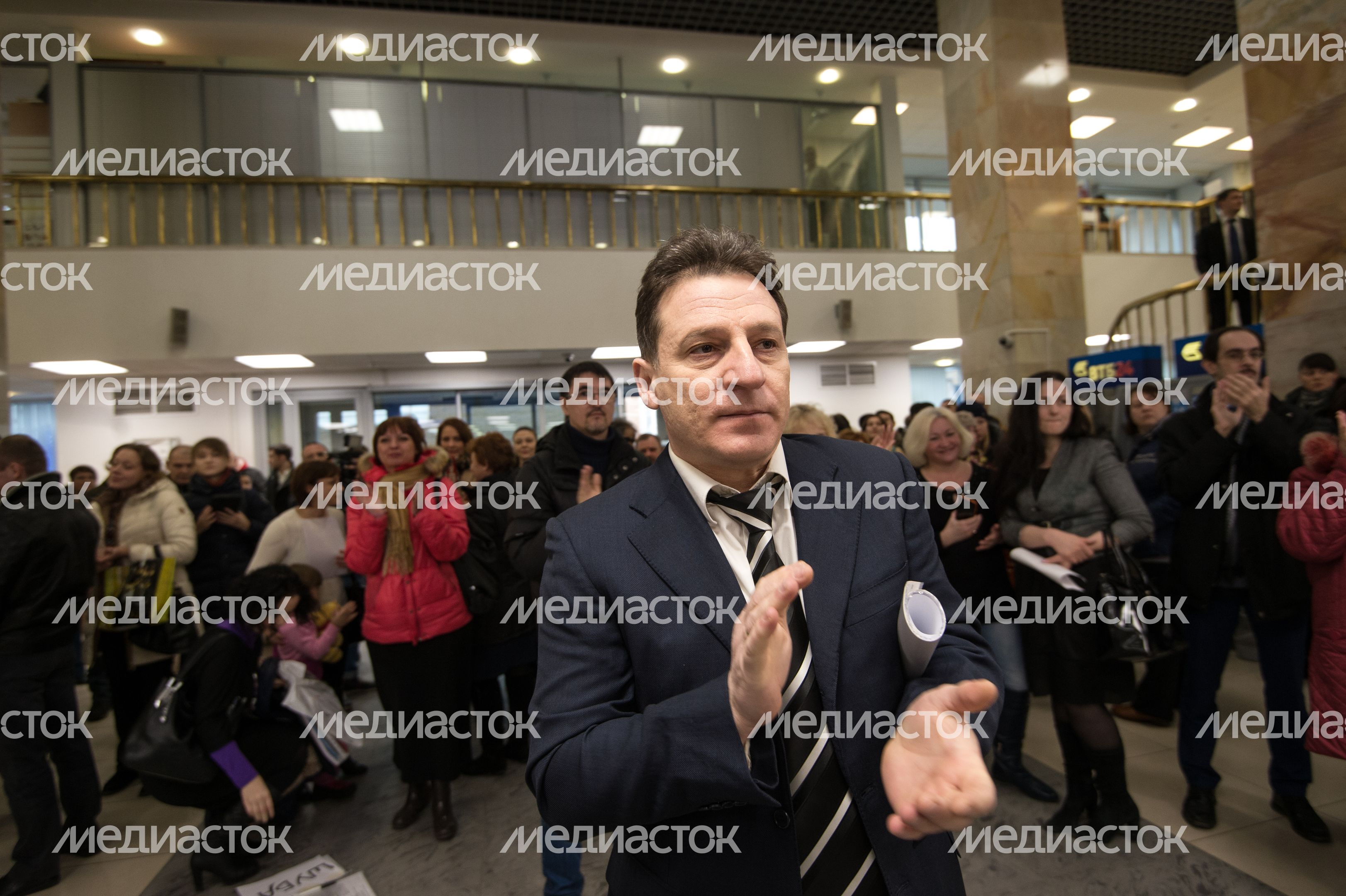 Акция протеста валютных заемщиков в офисе банка ВТБ 24 в Москве