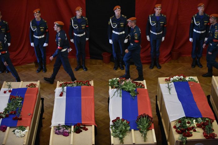 Прощание с погибшими членами экипажа самолета Ил-76 в Жуковском