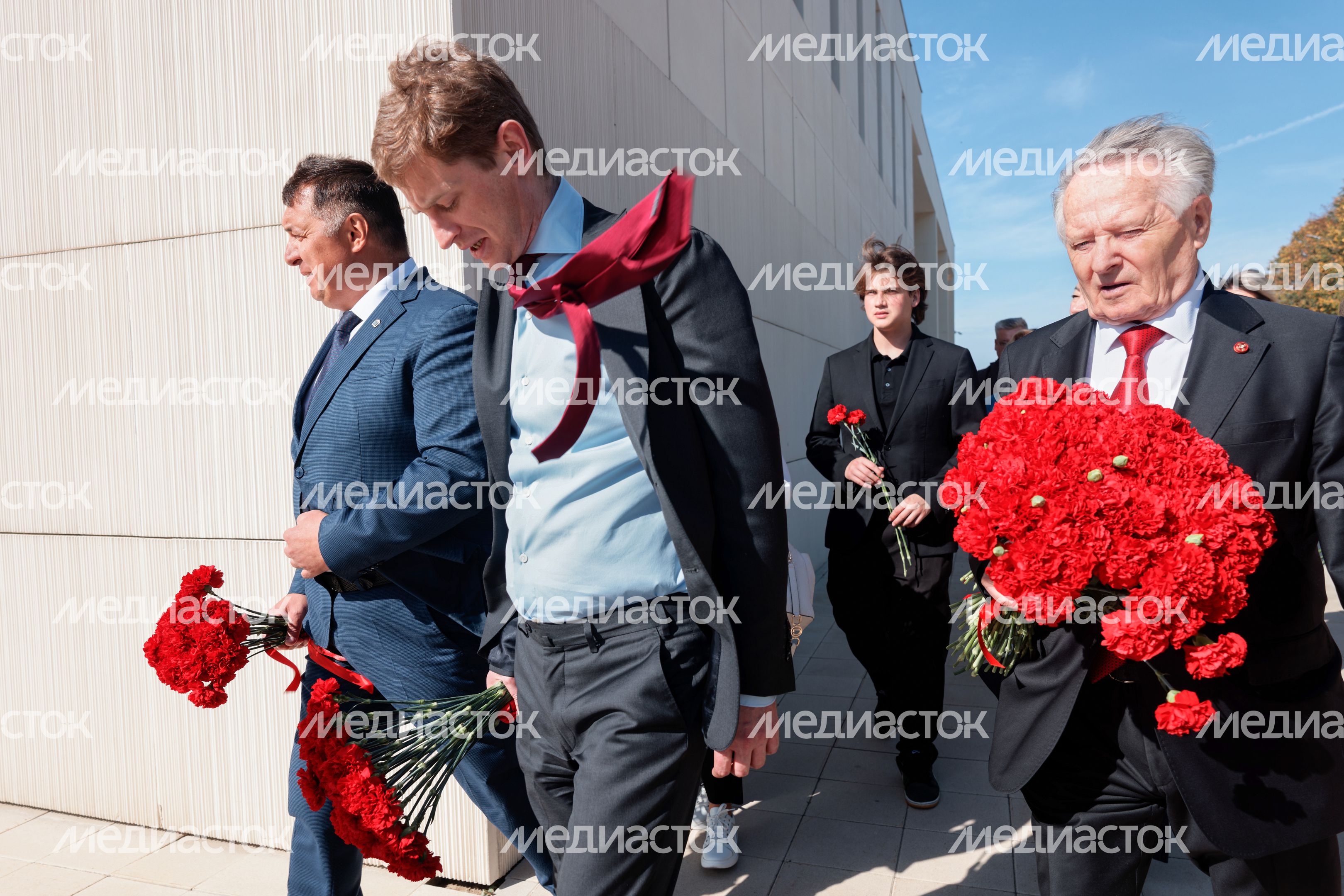 Александр Воробьев, Василий Кузнецов и Ростислав Мединский возложили цветы Александр Воробьев, Василий Кузнецов и Ростислав Мединский возложили цветы